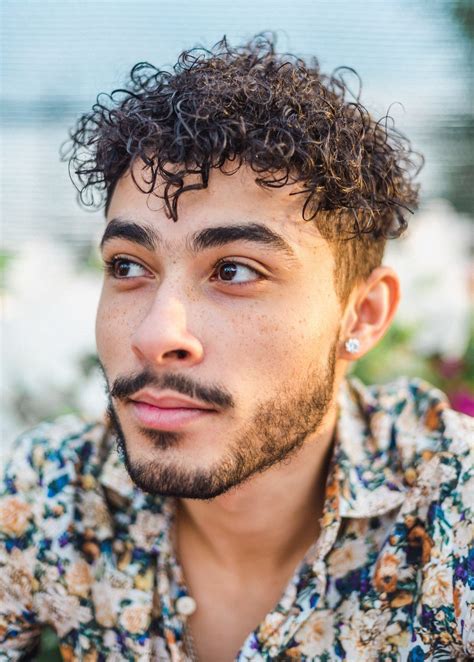 cabelo cacheado masculino curto.